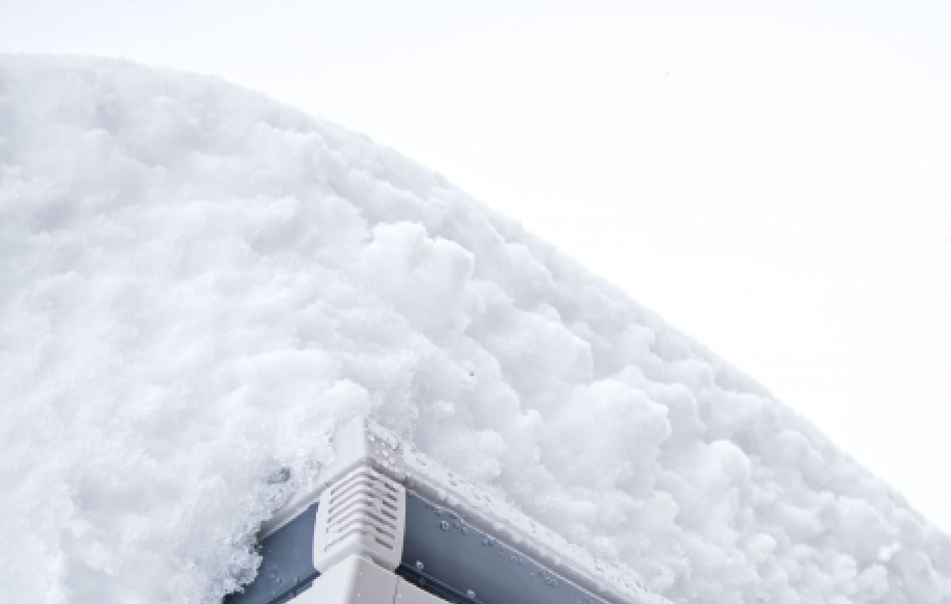 屋上に積もった雪の写真